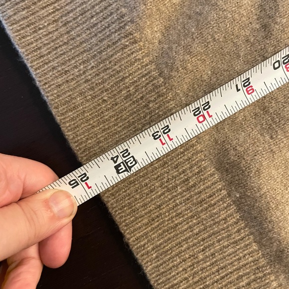 Uniqlo 100% Wool turtleneck - Picture 9 of 10